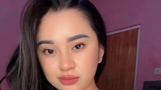 "Cewek ini diam, tapi bikin ramai di kepala — quiet girl, loud effect 🔥"