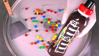 ม้วนไอศกรีม m&m หลากสี วิธีทำไอศกรีมกับช็อกโกแลตเชคของ m&m ASMR ที่น่าพึงพอใจ