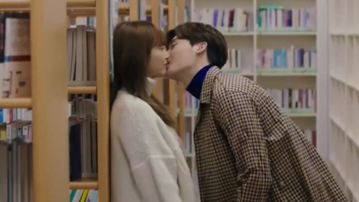 รวมคลิปจูบแสนโรแมนติก แอบจูบในห้องสมุด