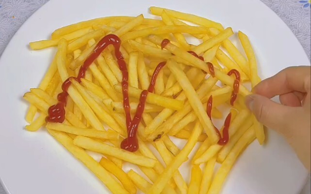 Burger thịt tươi mời bạn đến thưởng thức, khoai tây chiên cũng muốn thử một phần chứ? “Món ngon anim