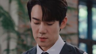 The scene of catching a criminal is so intense that he is almost biting his teeth with jealousy, but