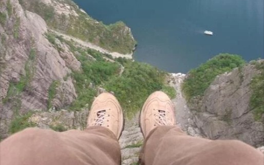 Sport|Sitting on a large pendulum|first perspective