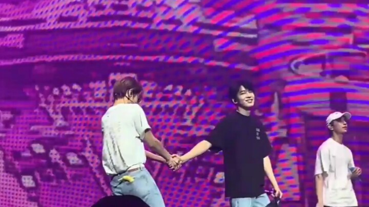 Those little sweet gestures between You and Hui… Honestly, I think they’re so cute. But cross-border