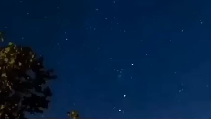Satélites starlink vistos da terra na madrugada no Brasil -