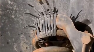 The outrageous fault encountered by the auto mechanic, using cable ties to tie the shock absorber