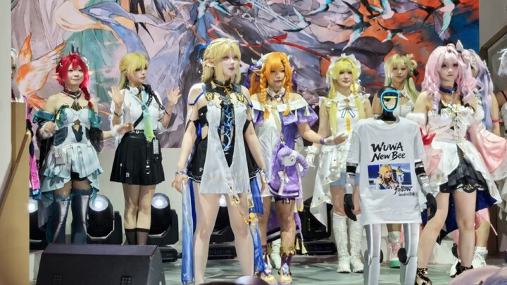 Bw takes the finale! The entire cast of Honkai: Star Rail cosplayers joins in for a massive group da
