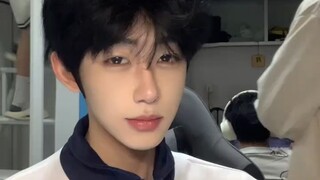 球场上女孩被对方欺负，同班男同学霸气反击 ！！