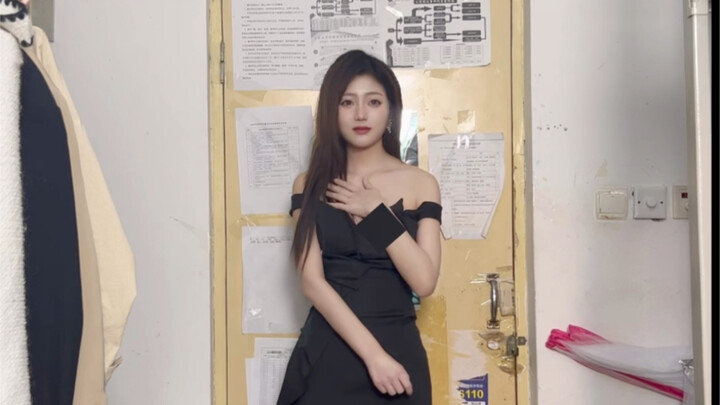 以为宿舍没人，结果洗手间门一响，尴尬死了