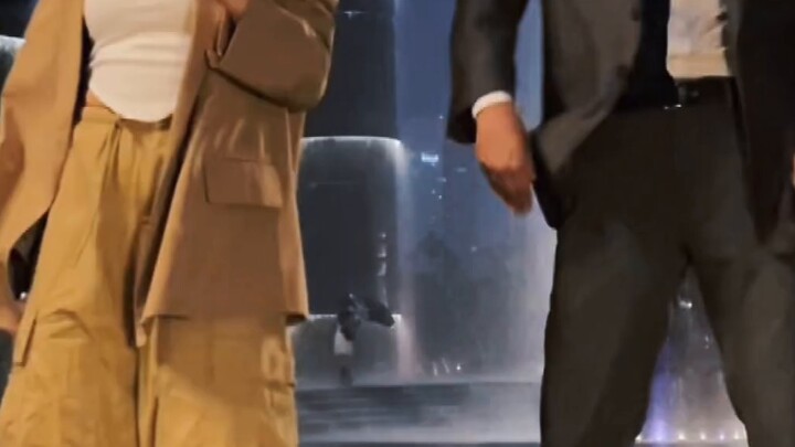 Thật sốc! Một người đàn ông mặc vest trang trọng sẽ phải mất rất nhiều công sức để có được thẻ Queen