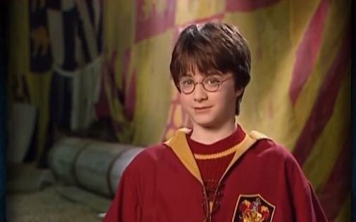 Để ngăn các diễn viên nhí ăn vụng đồ ăn vặt, đoàn phim đã khâu kín hết túi trên trang phục của họ, H