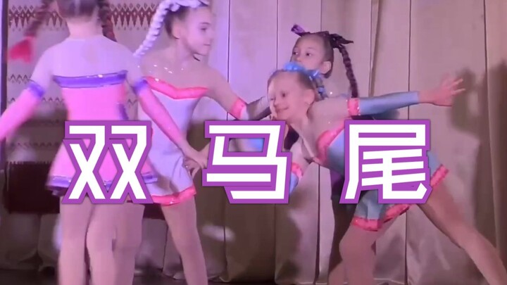 Gadis Belarus dengan dua kuncir yang menari lagu “Gadis dengan Dua Kuncir”