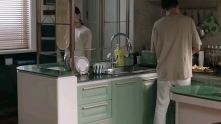 “Dalam pernikahan, tak perlu segala sesuatu selalu sempurna; melepaskan sedikit dan berani menunjukk