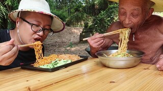 [Makanan]|Ini Pertama Kalinya Kakek Makan Mi Kalkun Impor!
