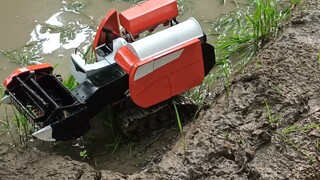 máy cắt lúa Kubota dc:93 chạy lầy vs hộp số siêu mạnh.