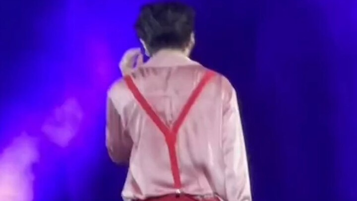 Cai Xukun wore overalls in his latest concert, and the scene was so hot that all the ikuns in the au
