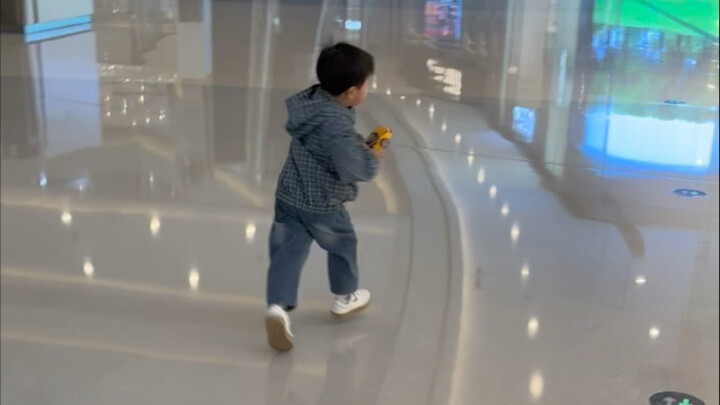 带孩子出门锻炼社交结果他是最能唠的一个