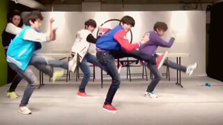 Kela mau mau vào cười đi!! Vũ điệu kiếm của kẻ này quả nhiên danh bất hư truyền