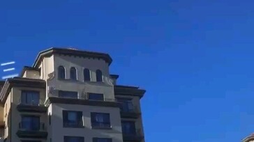 لاحظ متابع من مدينة تشيفنغ في منغوليا الداخلية طائرة تبدو ثابتة في السماء دون حركة.