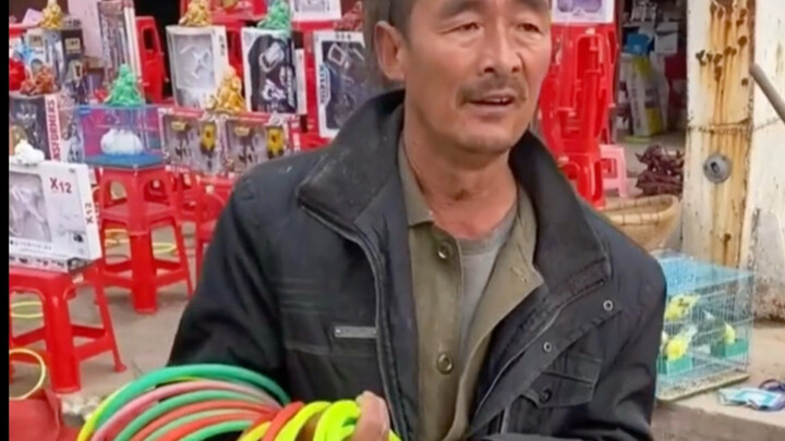 هذا العالم غريب حقًا: من وقع في الفخ لا يرغب في العطاء، ومن لم يقع فيه يُطارَدُ ليُعطَى!