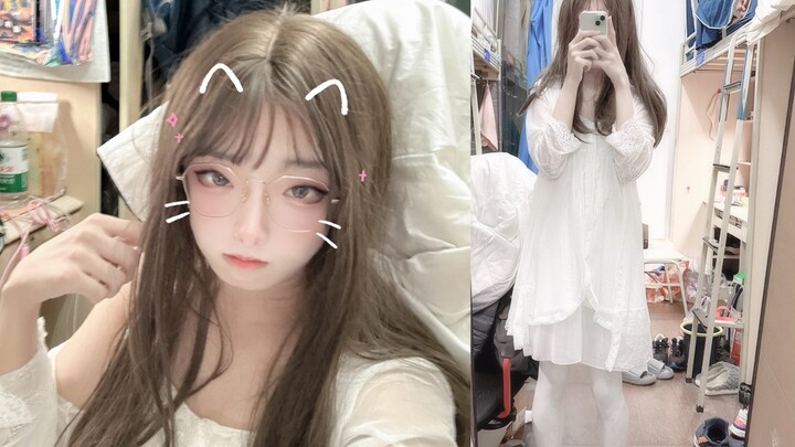 الارتداء المريح للجوارب البيضاء والبيجامة في الغرفة~