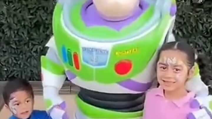 โลกเต็มไปด้วยความพังทลาย แต่บัซไลท์เยียร์ยังคงคอยเย็บปะผ้าให้เด็กๆ