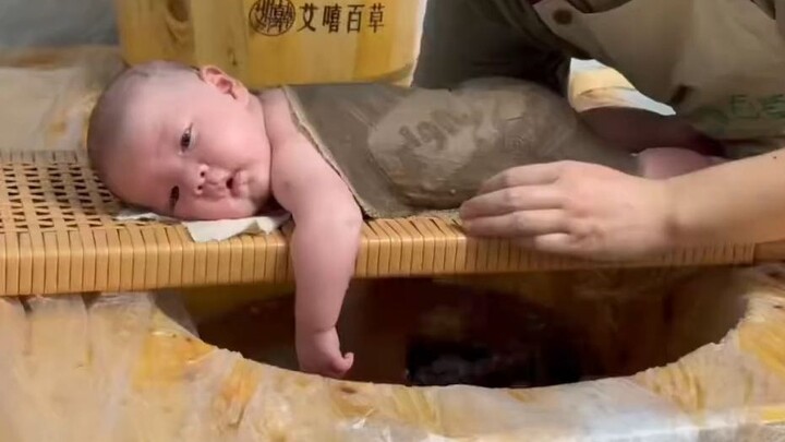 เบบี๋ที่ชอบอาบน้ำสุดๆ! ชิลมากเลย แล้วเขาทำบัตรสมาชิกหรือยังนะ?