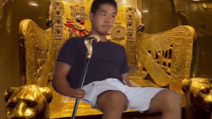 24 tuổi, là người Ai Cập cổ đại