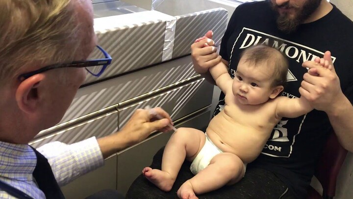 Lagu ini bikin kamu senang～ Dokter asing bersenandung sambil menyuntik si kecil saat dia lengah; si 