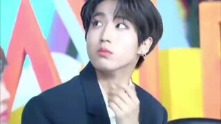 给师兄GOT7忘我应援中的Stray Kids韩知城，被镜头cue到后急正色…堂皇的样子好像上课被老师点名的小盆友