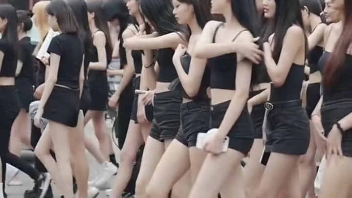 Tag teman baikmu di akun resmi ini!