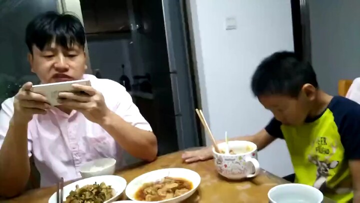 พ่อเงียบลูกกลัวแม่ชวนให้ยิ้ม