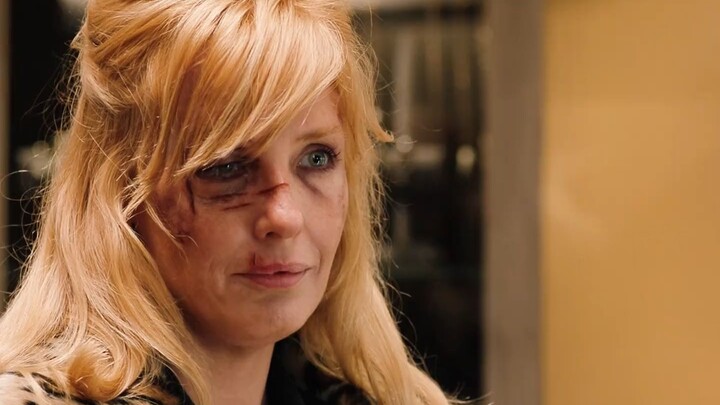 Người phụ nữ mua quần áo bị nhân viên cửa hàng xúc phạm, nào ngờ cô lại là người Hoàng Thạch!