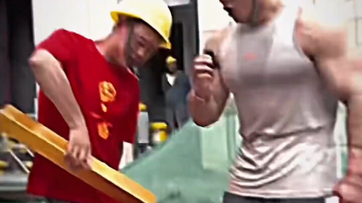 "Đây không phải là cơ bắp bình thường, đây là những thanh thép vững chãi nâng đỡ cả một gia đình."