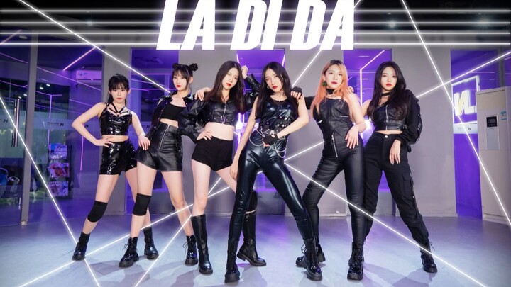 It is said that women wearing leather jackets are not to be trifled with [LA DI DA] EVERGLOW full so