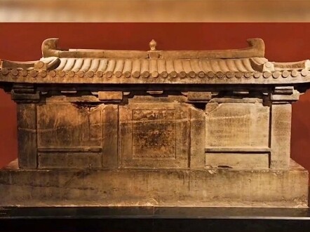 โลงศพเด็กหญิงวัย 9 ขวบแกะสลักคำสาป “ผู้เปิดจะตายทันที” พร้อมทรัพย์สมบัติล้ำค่า 200 ชิ้น นาน 1,400 ปี