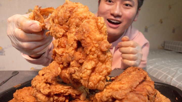 Làm bữa đêm cho em trai, đùi gà to như súng lục kèm coca đá, ngon hơn đồ ăn mang về nhiều!