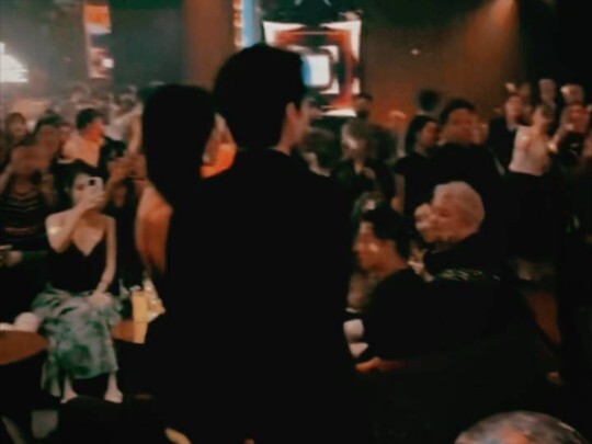 Waduh! Dia benar-benar angkuh di lingkungan glamor, penuh kepercayaan diri dan ketenangan, dengan am