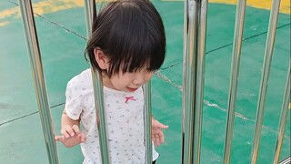 علقت رأسها في السياج، وقالت إن السياج هو من تحرك أولاً.