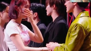 【李永钦/Ten】哄“小孩”一样跟社员告别的样子真的好暖心，很耐心的看着你说话的那种。