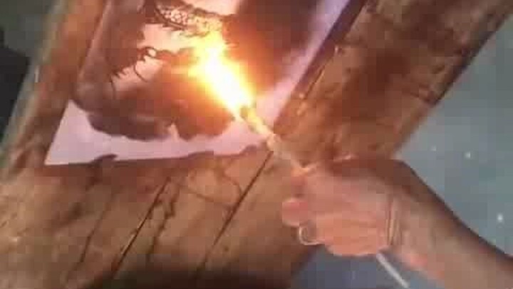 Nenek tua itu sendiri yang memotong gambar, katanya di masa lalu masyarakat melakukan hal seperti in