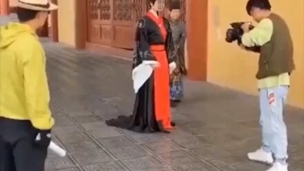 Video hài hước, còn không mau đỡ trẫm đứng dậy!