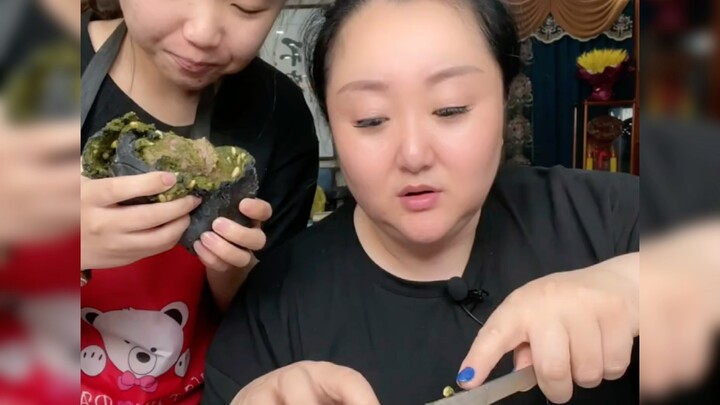 惠灵顿牛排，这个里边是绿色的呢！