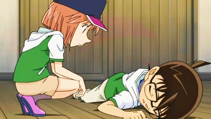 Do you know how to quickly wake up a fainted Conan? That's right, just squat in front of him.