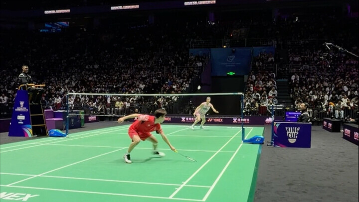 اللاعب الشاب في منتخب الصين للريشة الطائرة قويّ جدًا، يتقدّم بفارق كبير ويهاجم أنتونسن!