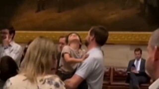 لحظات مثيرة في تجمع انتخابي لفانس، لا يمكن تخيلها، مشهد مع الأطفال جميل جدًا.
