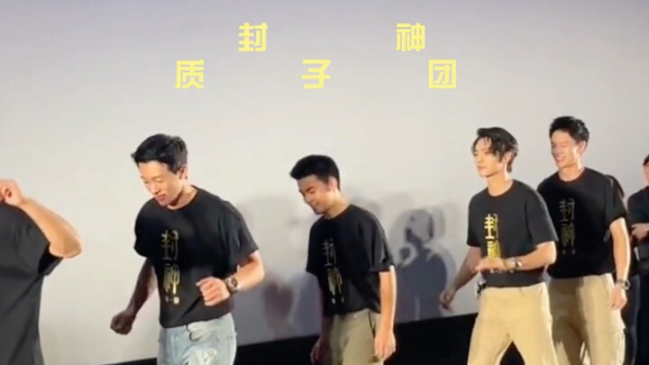 مجموعة البروتون في فنغشن ترقص، والشخصية الرئيسية في حالة من الفوضى!