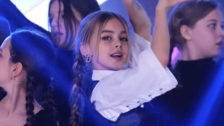 [Live Version] Cute Zombie Dance by Foreign Girl 💗 Kamelia Melnic