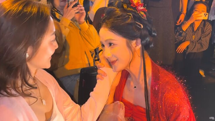 Zhezhe is so beautiful! The dance instructor is gorgeous too! A feast for the eyes!!