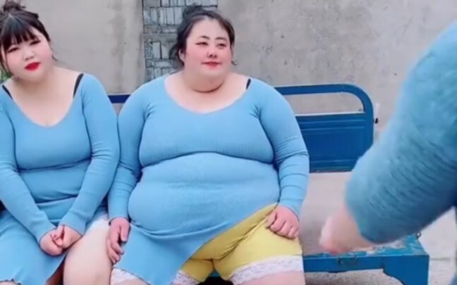 Sepeda roda tiga dengan tenang menanggung segalanya.