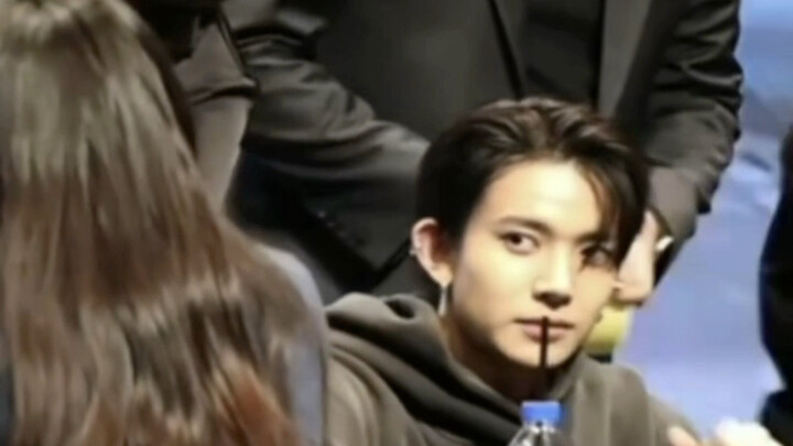 ก็อย่างที่ว่า ไอดอลเห็นแฟนคลับหน้าตาดีก็มักจะทำตัวเหมือนกันหมด
